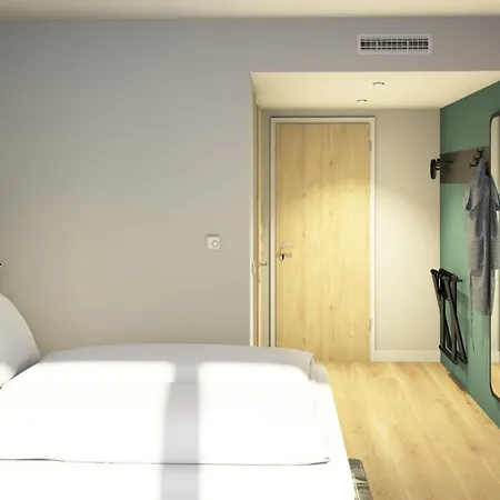 Spark By Hilton Centre Отель 4*