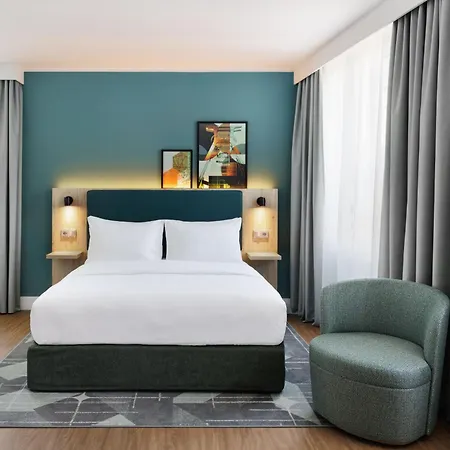 Otel Spark By Hilton Centre 4*