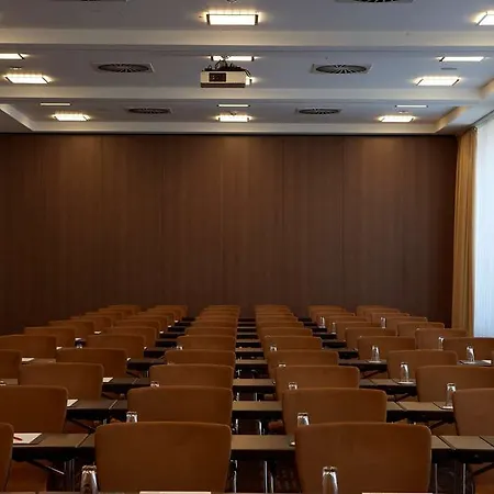 Отель Spark By Hilton Centre