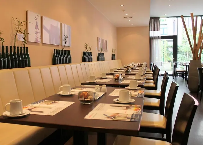 Отель Spark By Hilton Centre 4*