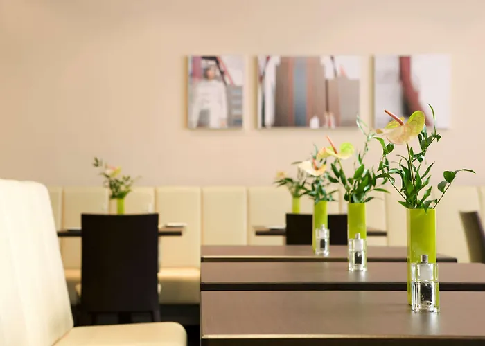 Spark By Hilton Centre Отель