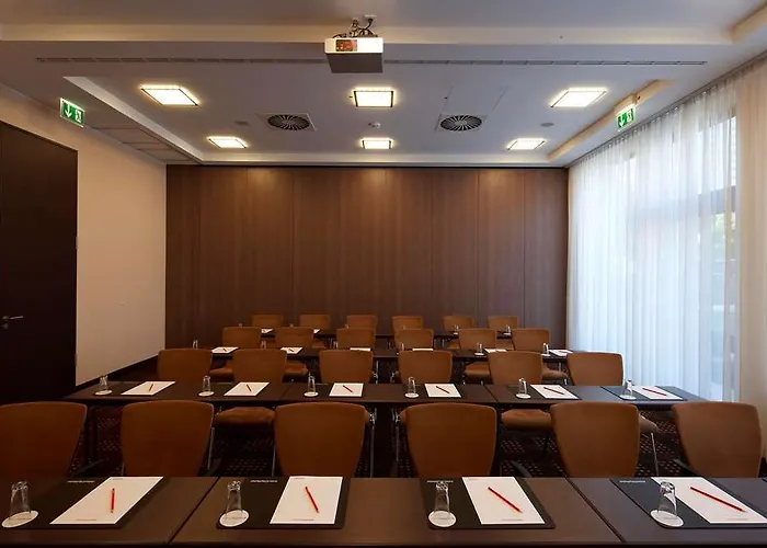 Spark By Hilton Centre Отель