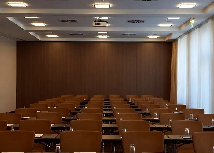 Отель Spark By Hilton Centre