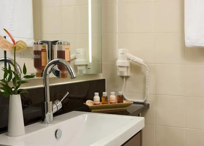 Spark By Hilton Centre Отель